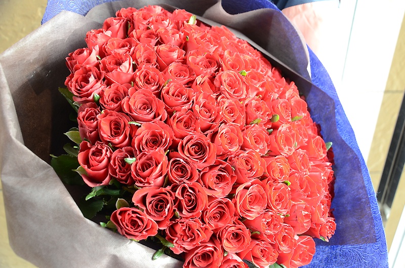  プロポーズや記念日に！108本の赤バラの花束