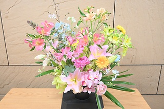 明るめお供え枕花（台付き）