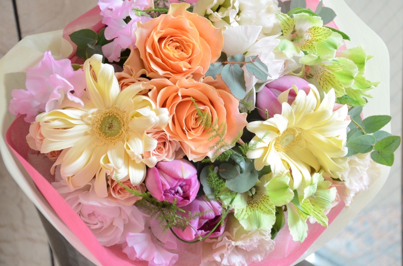 バラと季節の花を使って　パステルブーケ　1