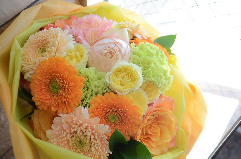 優しいビタミンカラーの花束