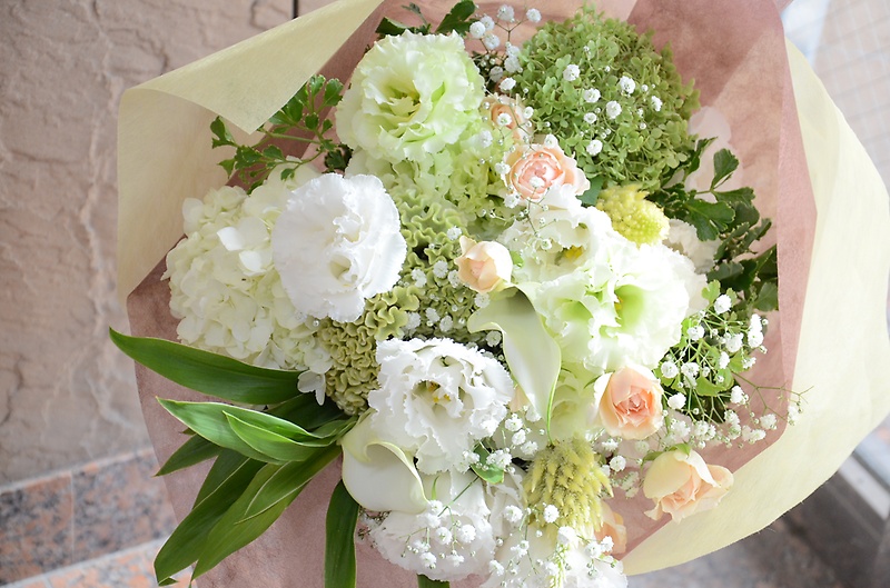 白・グリーンで爽やかな花束◎