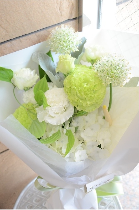 爽やかな白とグリーンの花束