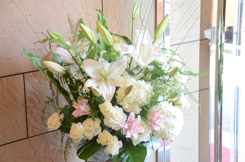 お悔やみの花に　淡い色目　アレンジメント