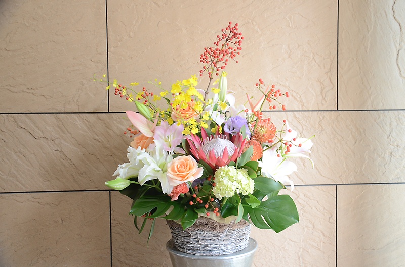 お祝いの花　華やかなアレンジ