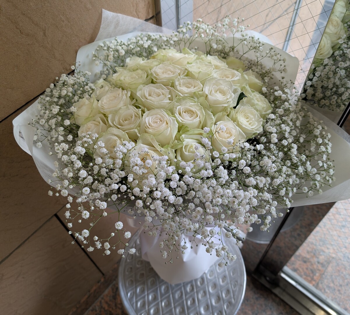 白バラの大きな花束💐